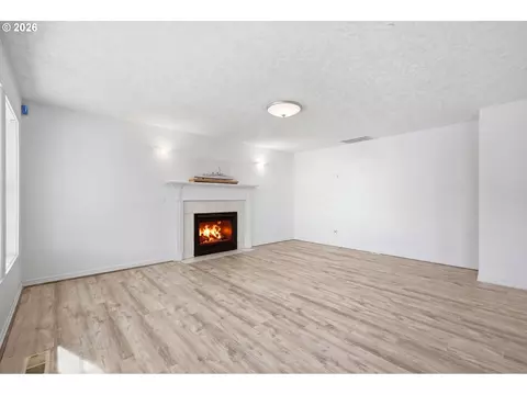 Living - 328 SW 38th Loop, Gresham, OR 97080 photo 5 of 7