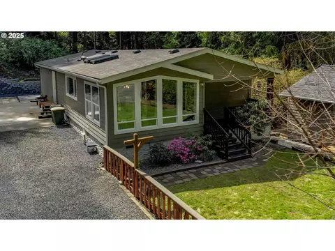 5568 Woahink Dr, Florence, OR 97439