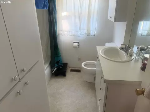 Bath - 3131 SE 282nd Ave, Gresham, OR 97080 photo 1 of 3