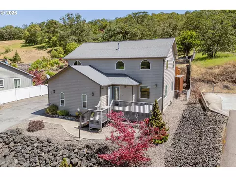 187 N View Dr, Roseburg, OR 97470