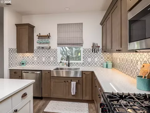 Kitchen - 1204 S 28th Ter, Cornelius, OR 97113 photo 4 of 6