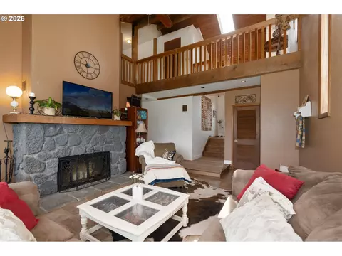 Living - 43737 SErin Ln, Sandy, OR 97055 photo 2 of 3