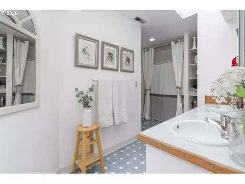 Bath - 43737 SErin Ln, Sandy, OR 97055 photo 3 of 4