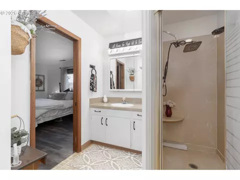 Bath - 43737 SErin Ln, Sandy, OR 97055 photo 2 of 4