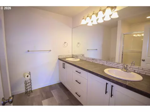 Bath - 842 S 22nd Ave, Cornelius, OR 97113 photo 2 of 4