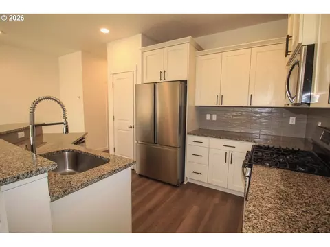 Kitchen - 842 S 22nd Ave, Cornelius, OR 97113 photo 2 of 3