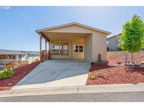 309 Deschutes Ln #136, Roseburg, OR 97471