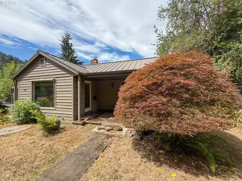 738 W Union St, Roseburg, OR 97471
