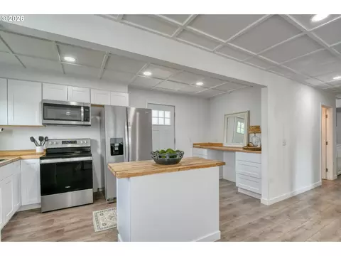 Kitchen - 609 SE 8th St, Pendleton, OR 97801 photo 1 of 6