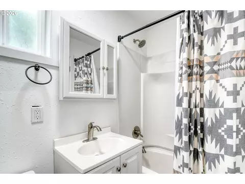 Bath - 609 SE 8th St, Pendleton, OR 97801 photo 1 of 3