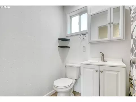 Bath - 609 SE 8th St, Pendleton, OR 97801 photo 2 of 3