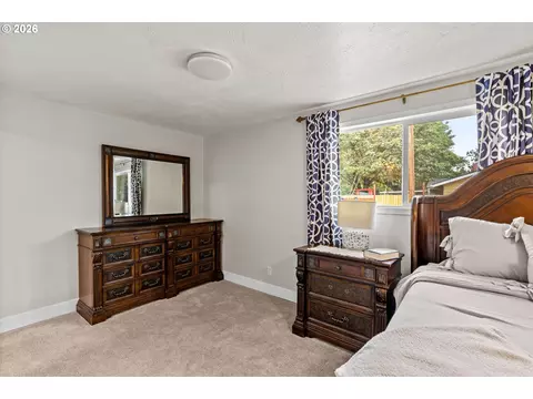Bedroom - 4687 Leona Ct, Eugene, OR 97402 photo 3 of 8