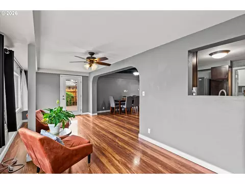 Living - 4687 Leona Ct, Eugene, OR 97402 photo 4 of 4