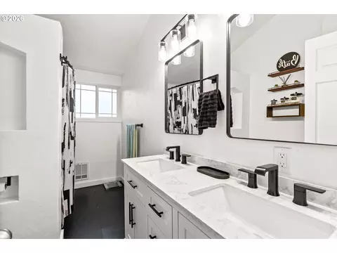 Bath - 4687 Leona Ct, Eugene, OR 97402 photo 2 of 2