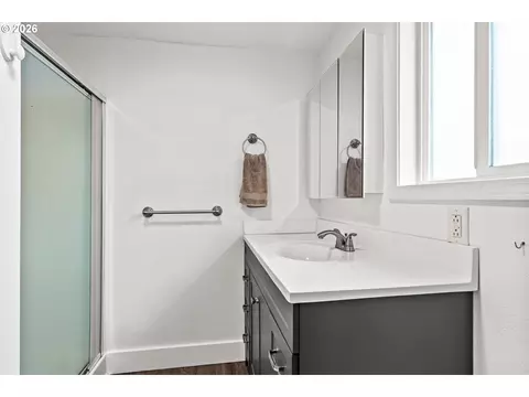 Bath - 4687 Leona Ct, Eugene, OR 97402 photo 1 of 2