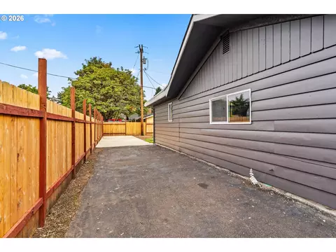 Exterior - 4687 Leona Ct, Eugene, OR 97402 photo 5 of 13