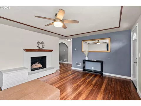 Living - 4687 Leona Ct, Eugene, OR 97402 photo 3 of 4