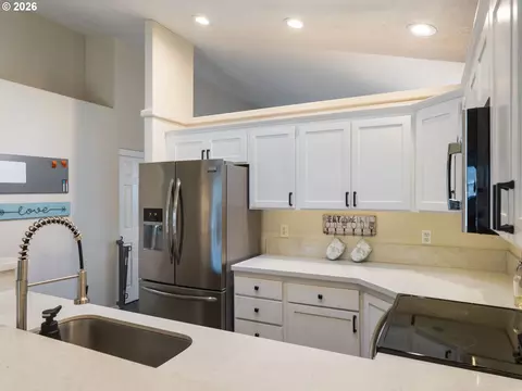 Kitchen - 39006 Haskins St, Sandy, OR 97055 photo 5 of 6