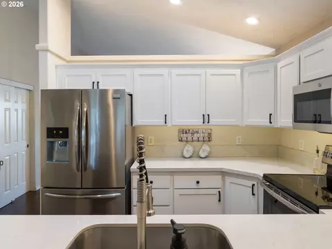 Kitchen - 39006 Haskins St, Sandy, OR 97055 photo 4 of 6