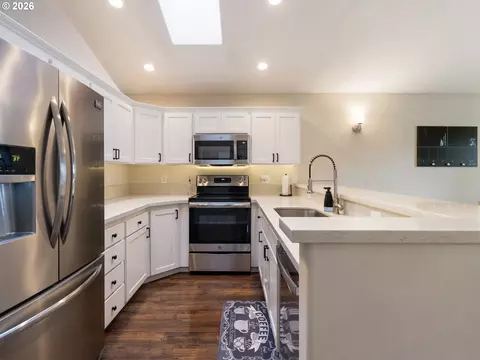 Kitchen - 39006 Haskins St, Sandy, OR 97055 photo 2 of 6