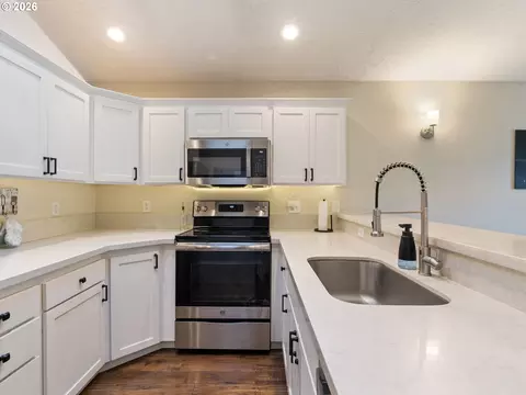 Kitchen - 39006 Haskins St, Sandy, OR 97055 photo 3 of 6