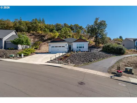 625 NE Cummins St, Roseburg, OR 97470