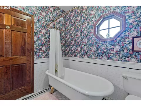 Bath - 26993 S Kinzy Rd, Estacada, OR 97023 photo 2 of 6