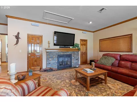 Living - 26993 S Kinzy Rd, Estacada, OR 97023 photo 5 of 5
