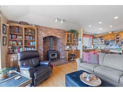 Living - 26993 S Kinzy Rd, Estacada, OR 97023 photo 2 of 5