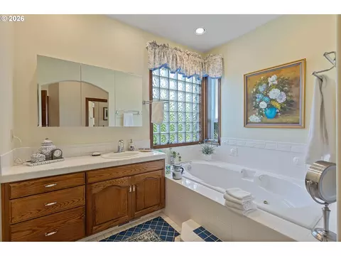 Bath - 26993 S Kinzy Rd, Estacada, OR 97023 photo 4 of 6