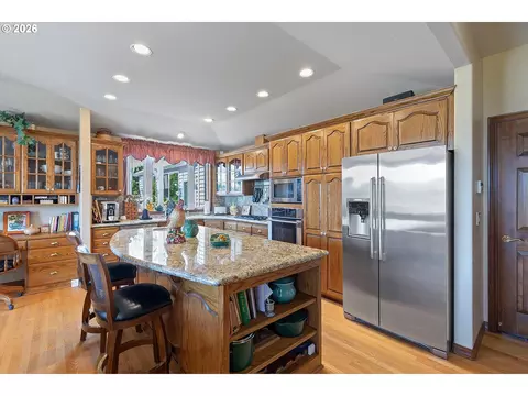 Kitchen - 26993 S Kinzy Rd, Estacada, OR 97023 photo 2 of 4