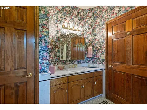 Bath - 26993 S Kinzy Rd, Estacada, OR 97023 photo 3 of 6
