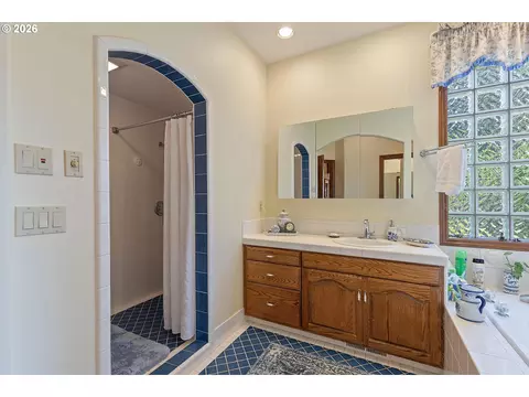 Bath - 26993 S Kinzy Rd, Estacada, OR 97023 photo 5 of 6