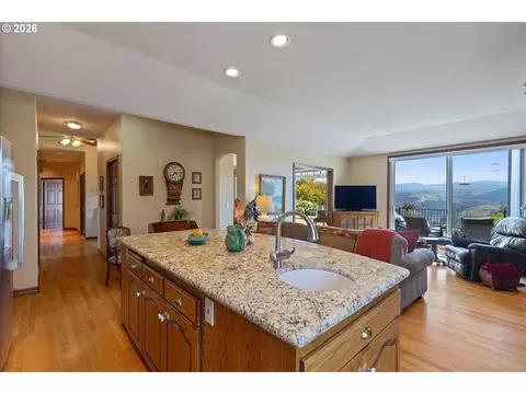 Kitchen - 26993 S Kinzy Rd, Estacada, OR 97023 photo 4 of 4
