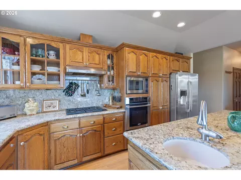 Kitchen - 26993 S Kinzy Rd, Estacada, OR 97023 photo 3 of 4