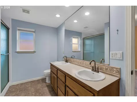 Bath - 1558 SE Jasmine Way, Gresham, OR 97080 photo 3 of 3