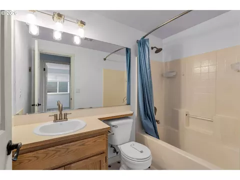 Bath - 1558 SE Jasmine Way, Gresham, OR 97080 photo 1 of 3