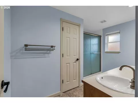 Bath - 1558 SE Jasmine Way, Gresham, OR 97080 photo 2 of 3