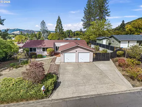 286 E Bradley Ct, Roseburg, OR 97470