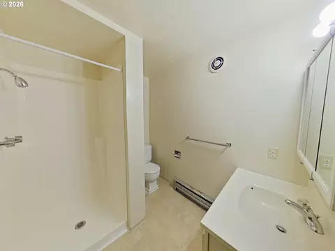 Bath - 1711 Patterson St, Eugene, OR 97401 photo 1 of 2