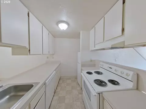 Kitchen - 1711 Patterson St, Eugene, OR 97401 photo 2 of 2