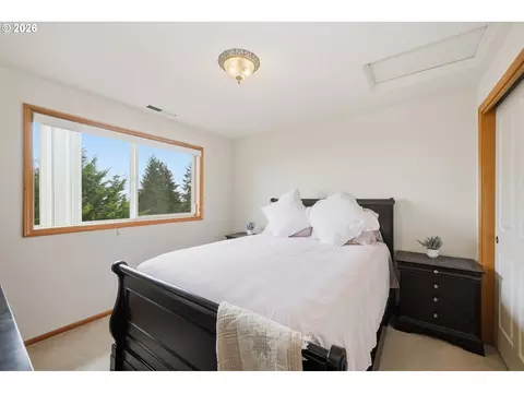 Bedroom - 3362 Bentley Ave, Eugene, OR 97405 photo 8 of 9