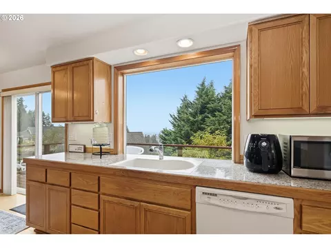 Kitchen - 3362 Bentley Ave, Eugene, OR 97405 photo 5 of 7