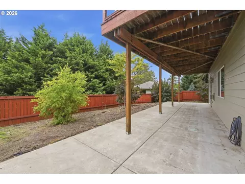 Exterior - 3362 Bentley Ave, Eugene, OR 97405 photo 6 of 8