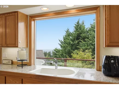 Kitchen - 3362 Bentley Ave, Eugene, OR 97405 photo 6 of 7