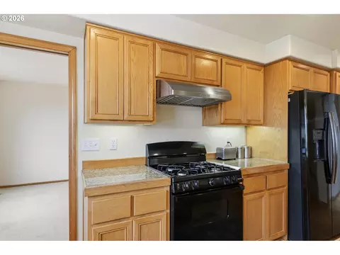 Kitchen - 3362 Bentley Ave, Eugene, OR 97405 photo 4 of 7