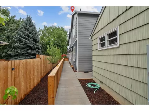 7822 SE Salmon St, Portland, OR 97215
