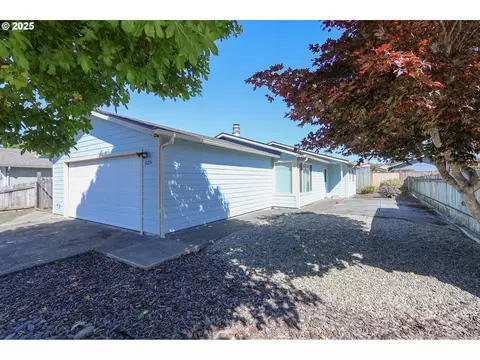 1125 Augustine Ave, Coos Bay, OR 97420