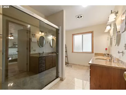 Bath - 2746 Harlow Rd, Eugene, OR 97401 photo 2 of 4