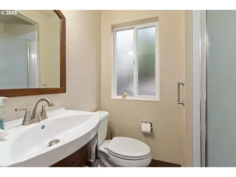 Bath - 2746 Harlow Rd, Eugene, OR 97401 photo 1 of 4